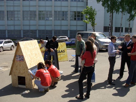 Специалисты компании "ТехноНИКОЛЬ-Ижевск" производят монтаж гибкой черепицы Шинглас (Shinglas) на небольшую конструкцию, имитирующую кровлю здания.